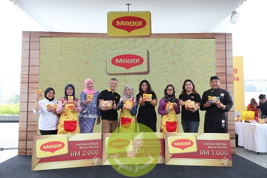 Thumbs up! Top three winners of Raja Ratu Mi Maggi Goreng Malaysia 2019.* Ratu Mi MAGGI*® *Goreng Malaysia 2019, Hafiza Abu Muaddah, first runner up, Norizah Husain and Second runner up, Norul Aimy Abdul Halim flanked by *[from left]* MAGGI® Chef, Sharifah Hamidah Syed Mohsin, Sheila Rusly, Juan Aranols, Geetha Balakrishna and MAGGI® Consumer Marketing Manager, Ivy Tan as well as Corporate Executive Chef of MAGGI®, Chef Abdul Muluk