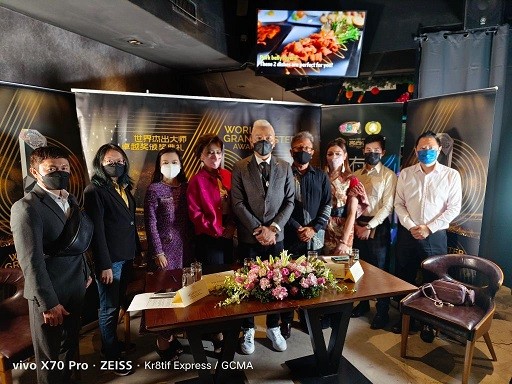 From left Bowen Lim, Master Feng Shui 吴明耀 Adam Ham, Official Publicist of Award 范高僖 林柏宏 Tan Charlyne, Carving Arts Master 陈稼琳 雕刻大师 Dr Lam Mei Ling, Assistant Secretary General of World Noble Organization 蓝美玲博士 Annie Lai Yin Ni, World Noble Organization Committee - General Secretary 赖雨詰小姐 Prof Dato’ Sri Dr Chan Fa Deng, Founder of World Noble Organization 陈法澄 Dato’ Dr Tock Min Kin, Advisor of Award 高级拿督卓珉庆博士 Cris Angel, Artiste 陈奕文 Justin Ng, Bespoke Tailor, Luxury Bespoke Collection 吴明耀 Adam Ham, Official Publicist of Award 范高僖