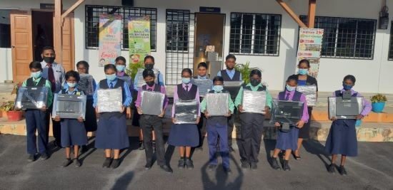 Students of Sekolah Jenis Kebangsaan Tamil (SJKT) Ladang Tampin Linggi received the refurbished devices from PMC