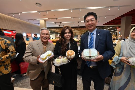 Left to Right; Datuk Dr. Chef Wan (Celebrity Chef), YAM Tengku Puteri Datuk Seri Hajjah Zahariah Almarhum Sultan Salahuddin Abdul Aziz Shah Al-Hajj (Royal Selangor) and Datuk Matthew Lee, Chairman of K-Eco Mart (M) Sdn. Bhd 