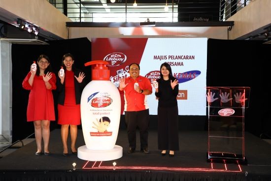 [From left] Brand Global Leader for Lifebuoy, Unilever, Poh Khim Yin, Lenny Chuah, Personal Care Malaysia, Singapore, Thailand (MYSGTH) Lead & Head of Malaysia, Unilever Malaysia, Yang Berusaha Tuan Asri Bin Saleh, Director of KEMAS Wilayah Persekutuan, and Jessica Barnabas, Personal Care Head of Department, Guardian Malaysia officiated the programme with Lifebuoy hand wash. 