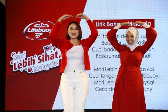 [From left] Hosiani Keewon and Layla Sania, both singers, and actresses teaching the audience the “Mari Lebih Sihat” song